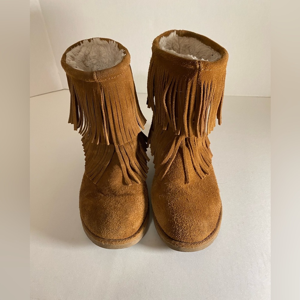 Fringe Moccasin Boots. Sherpa lined size 7